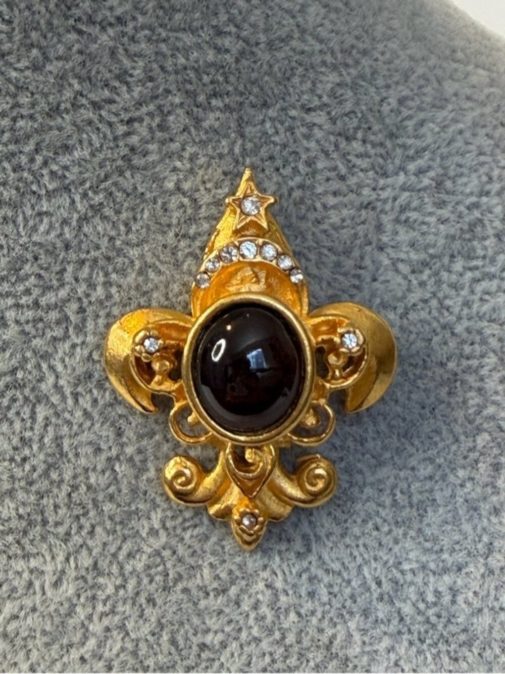 Vintage Leslie Block Fleur-de-lis Pin Brooch Matte Gold Dark Cabochon Stone 90s